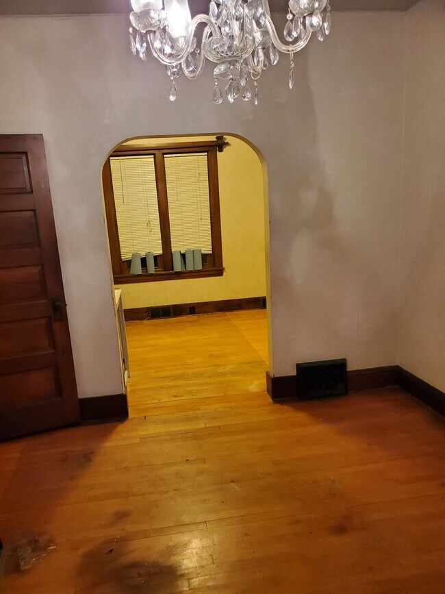 Comedor con vista a la sala de estar - 606 7th St N
