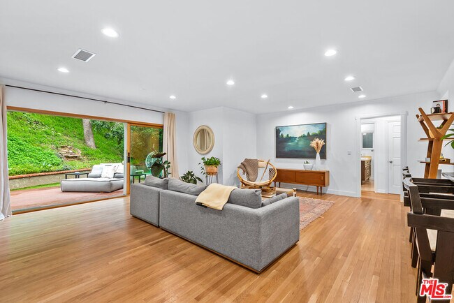Foto del edificio - 2621 Mandeville Canyon Rd
