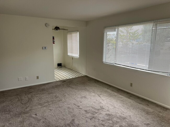 Building Photo - Ash Ave.