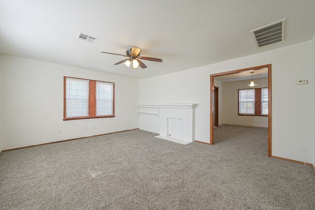 Foto del edificio - 2 bedroom 1 bath - Half off the 1st months...