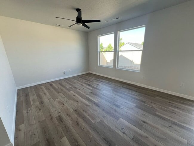 Building Photo - Brand New Home with Stunning Finishes!
