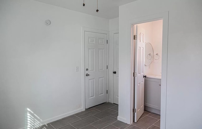 Building Photo - 513 W 41st St