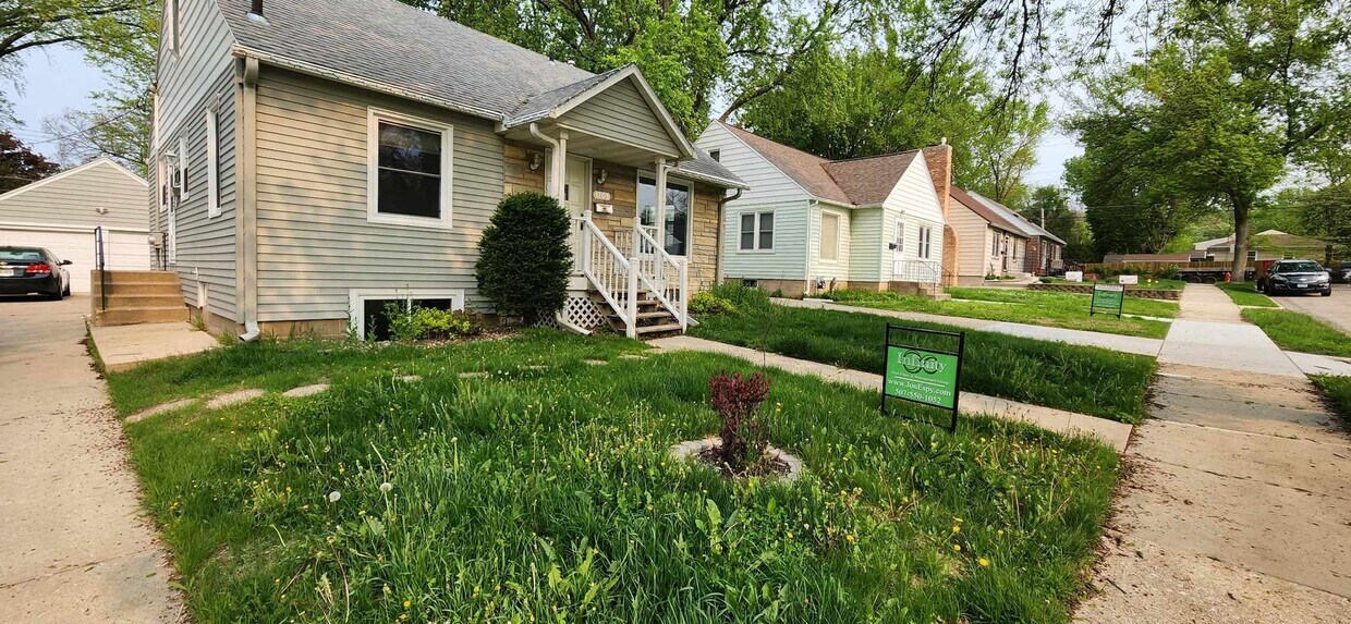 Foto principal - Move-In Ready Duplex Unit with Large Yard!