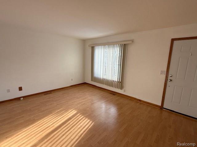 Foto del edificio - 48530 Sugarbush Rd