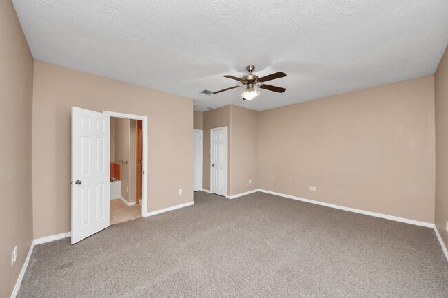 Foto del edificio - 823 Sterling Creek Cir