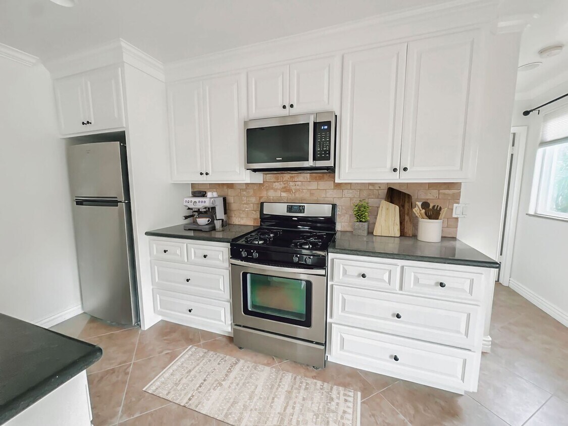 Primary Photo - Adorable, Upgraded, 3 Bed/2 Bath duplex, F...