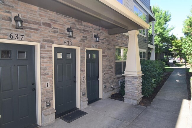 Building Photo - 631 NE Adwick Dr
