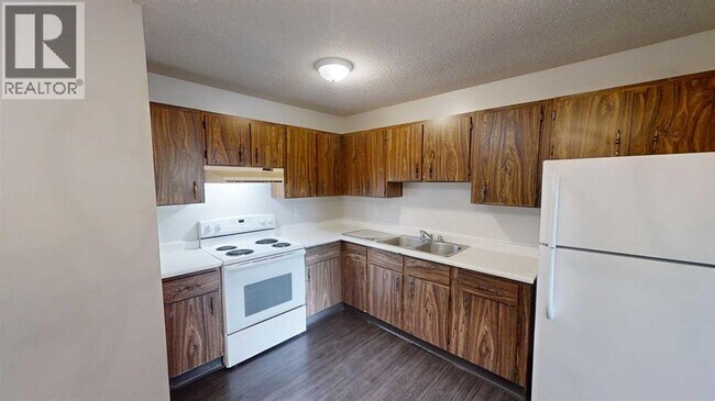 Building Photo - 5117-5144 44 St