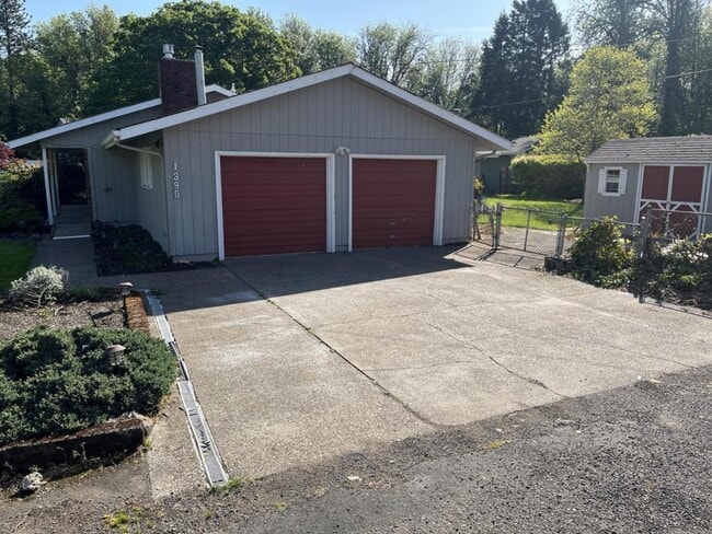 Building Photo - 1395 NW Twins Ln