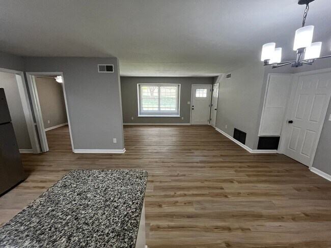 Foto del edificio - Must See the Sunroom off the Primary Bedroom!