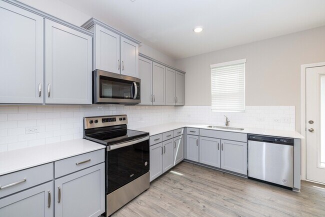 Building Photo - BEAUTIFUL 3BD/2.5BTH Townhome - MALLARD CREEK - AVAILABLE MAY/JUNE 2026