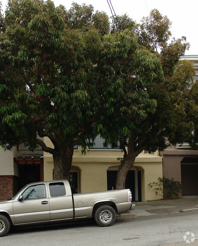 Building Photo - 142 27th Ave