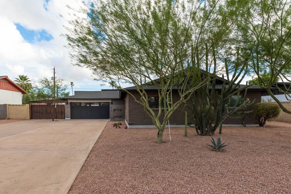 Foto principal - NEWLY RENOVATED SLEEK AND MODERN 4 BEDROOM...