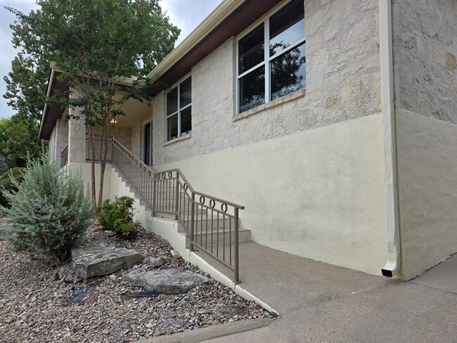 Building Photo - 1303 Malibu Dr