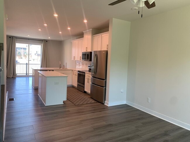 Foto del edificio - Beautiful Three Bedroom Townhouse!