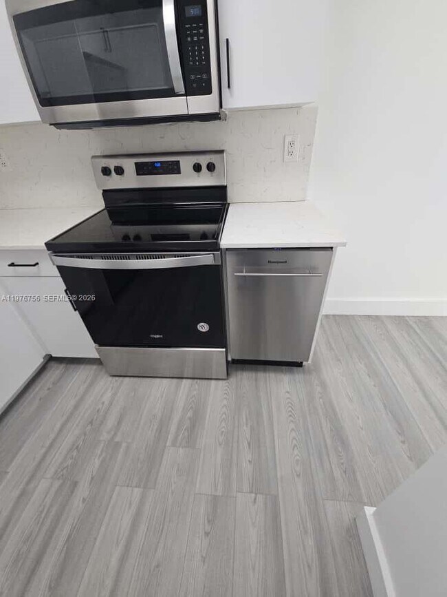 Foto del edificio - 8101 Crespi Blvd