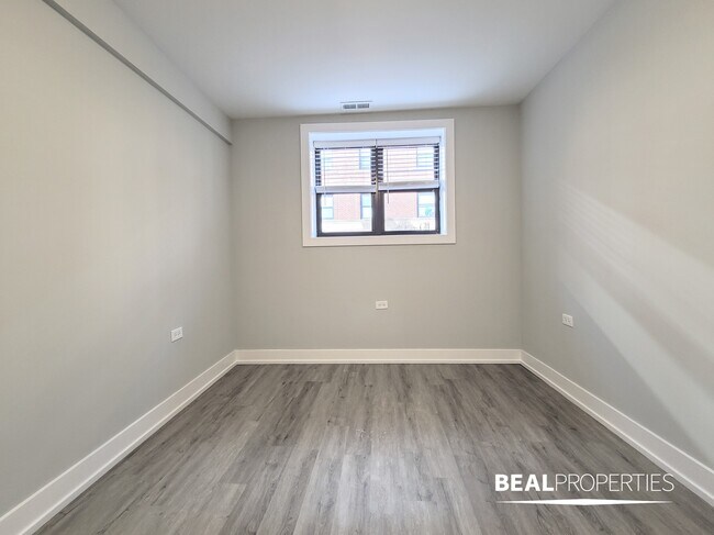 Photo - 819 W Waveland Ave Apartment