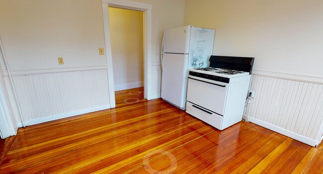 Building Photo - Private room in 4 bedroom Somerville Apart...