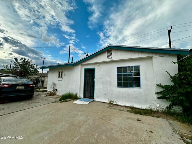 Foto del edificio - 6041 Yandell Dr