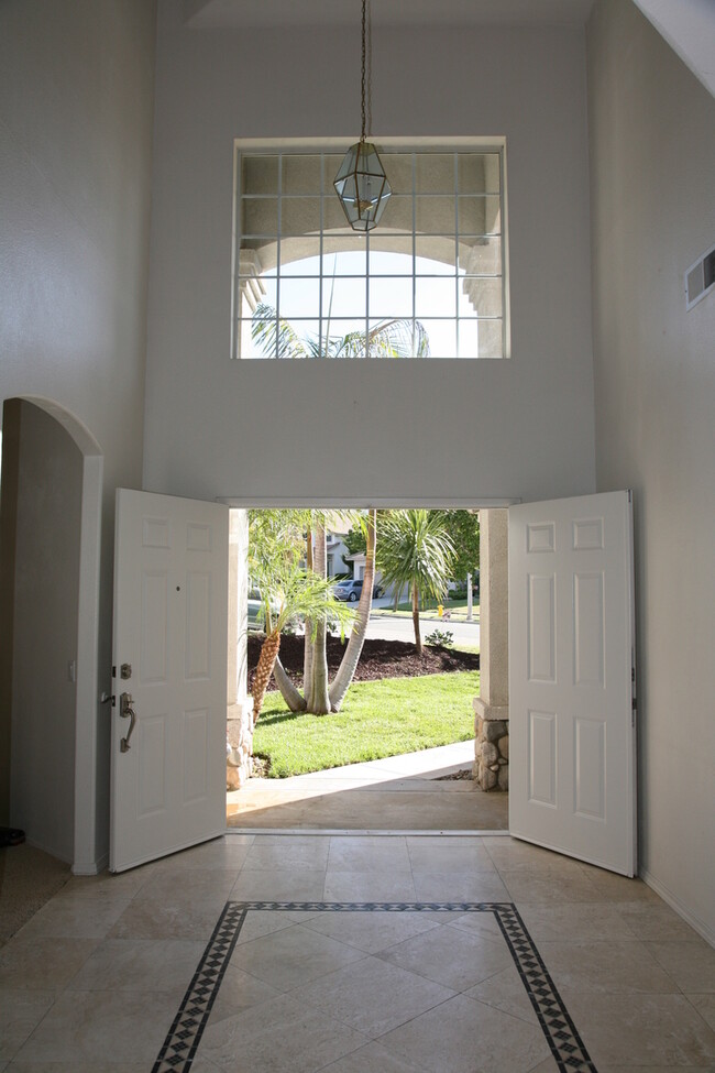 Building Photo - Gorgeous 4 Bedroom Home in Corona With Poo...