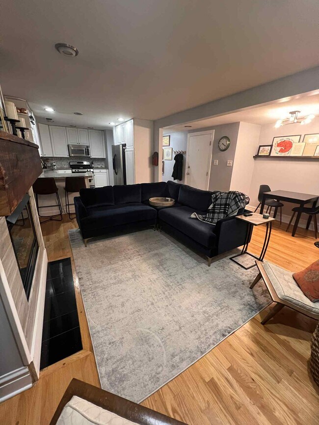 Sala de estar - 2833 N Burling St