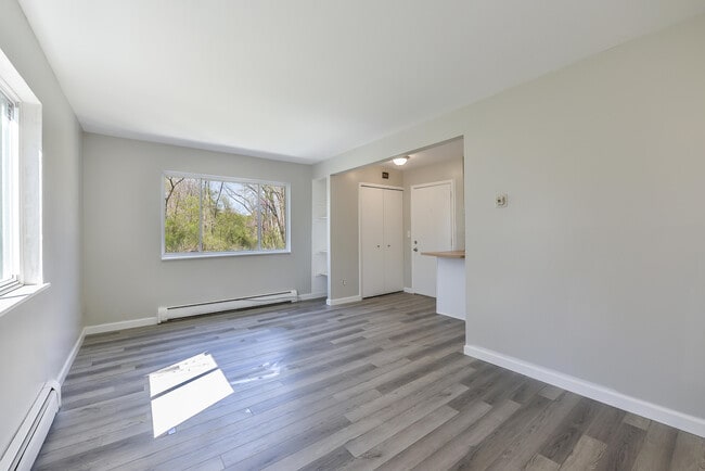 Building Photo - 9275 Brookside Dr