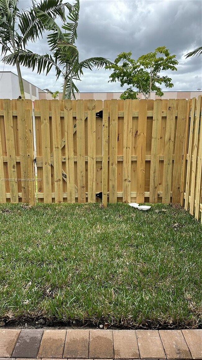 Foto del edificio - 245 SW 159th Ct