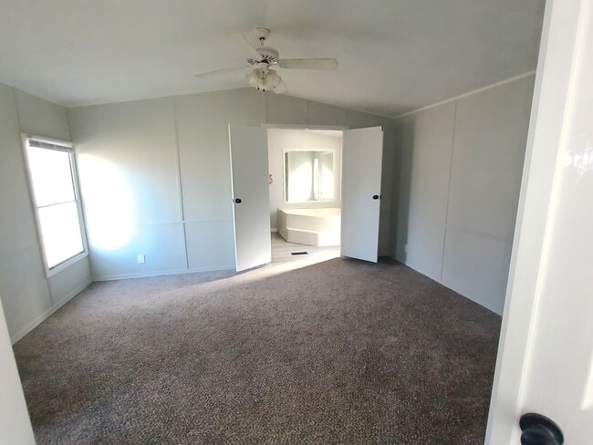 Foto del edificio - 83 Deerwood Park