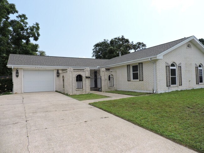 Building Photo - Nice home in Northeast Pensacola!