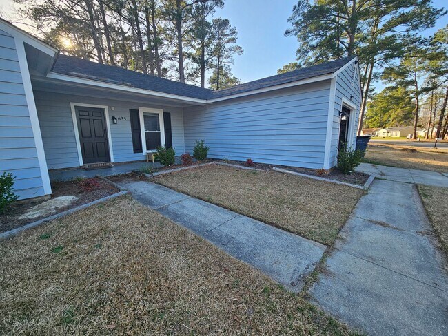 Foto del edificio - 3 Bedroom Corner Lot Close to Lejeune Blvd