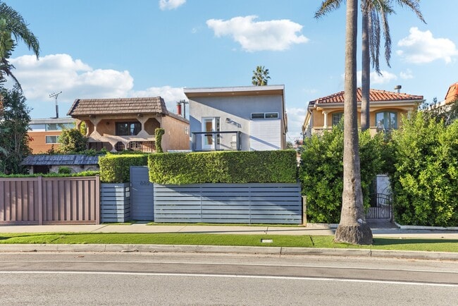 Foto del edificio - 665 Washington Blvd