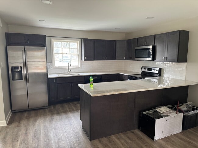 Foto del edificio - 205 Lakeview Rd