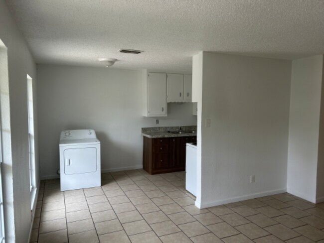 Building Photo - 403 Randy Blvd