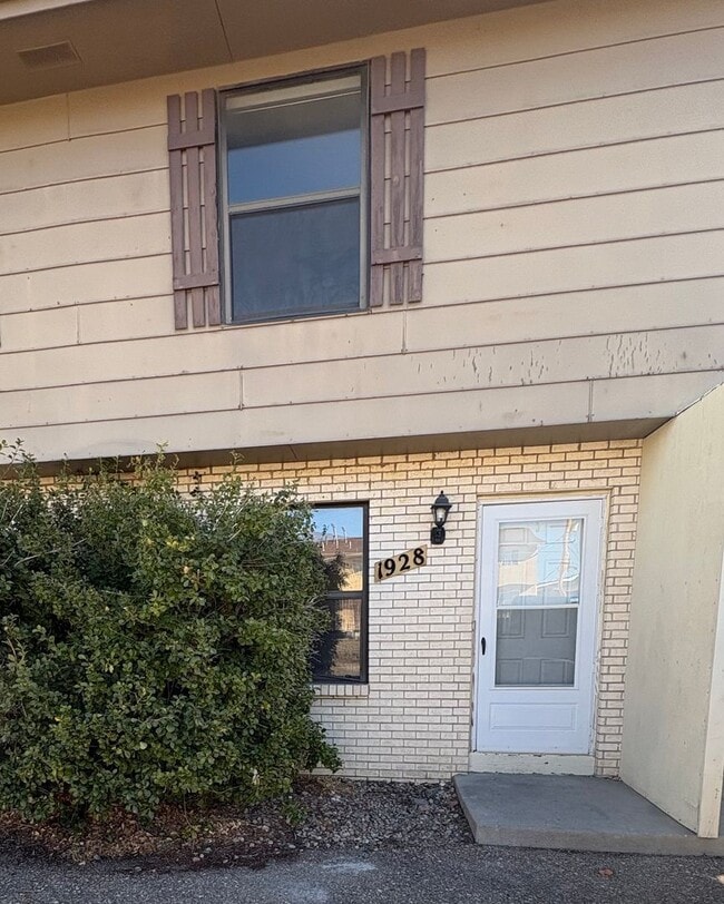 Building Photo - 1928 N Salem Ave