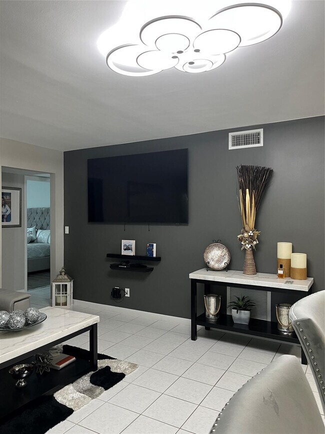 Foto del edificio - 113 Lake Pine Cir