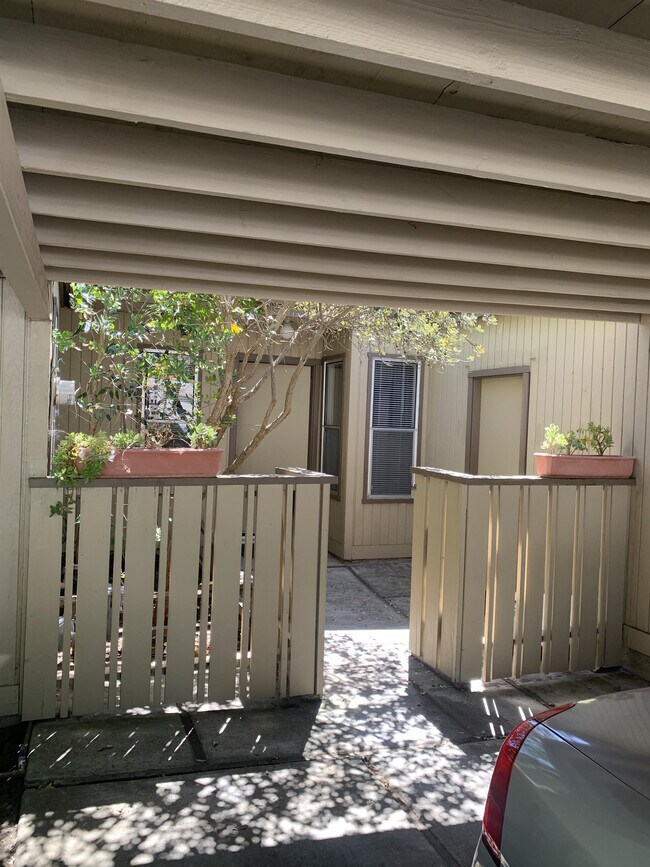 Building Photo - 1901 Knolls Dr