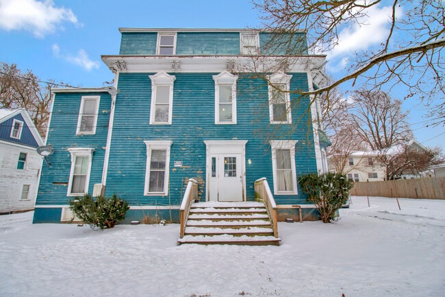 Building Photo - 111 Cottage St
