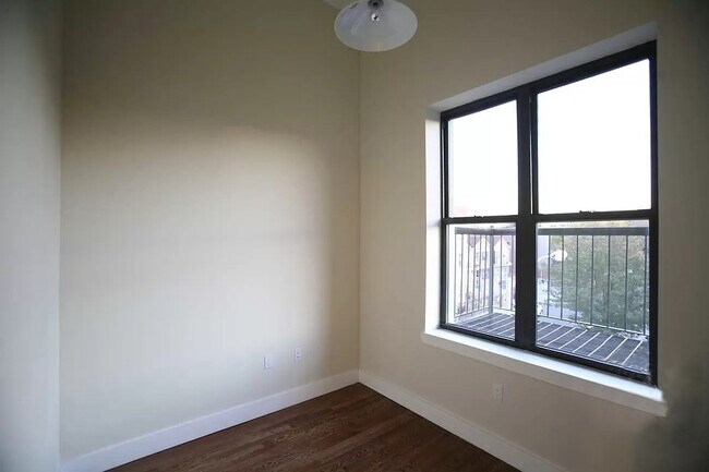 Foto del edificio - EVERGREEN AVENUE
