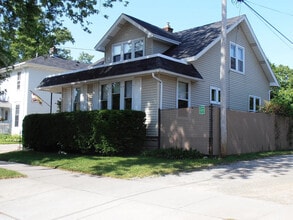 Building Photo - 1009 N Oneida St