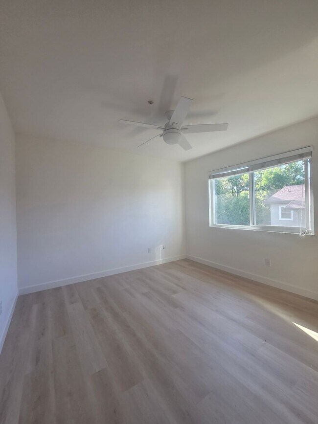 Building Photo - West Side Petaluma 2 Bedroom, 1 Bathroom Corner Unit