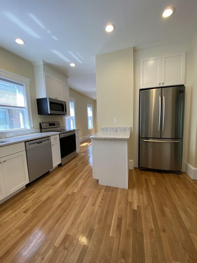 Foto del edificio - WOW!!!  BRIGHT & SUNNY BROOKLINE 4 BED/2 BATH AVAILABLE SEPTEMBER 1ST