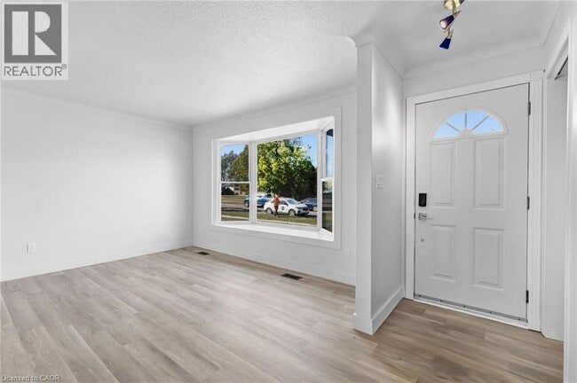 Building Photo - 110 Pinehurst Dr