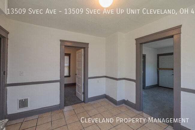 Building Photo - 3 Bedroom Cleveland Duplex