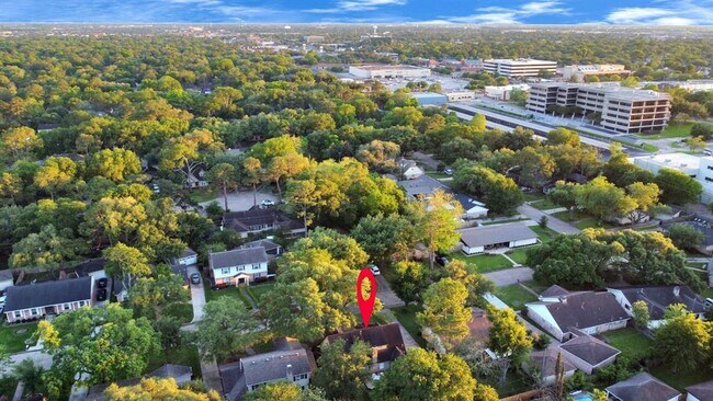 Foto del edificio - 12526 Hazelwood Ln