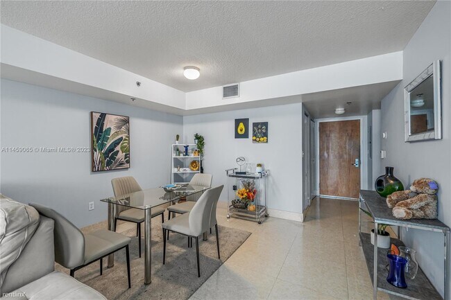 Foto del edificio - 2 br, 2 bath Condo - 1200 Brickell Bay Dr ...