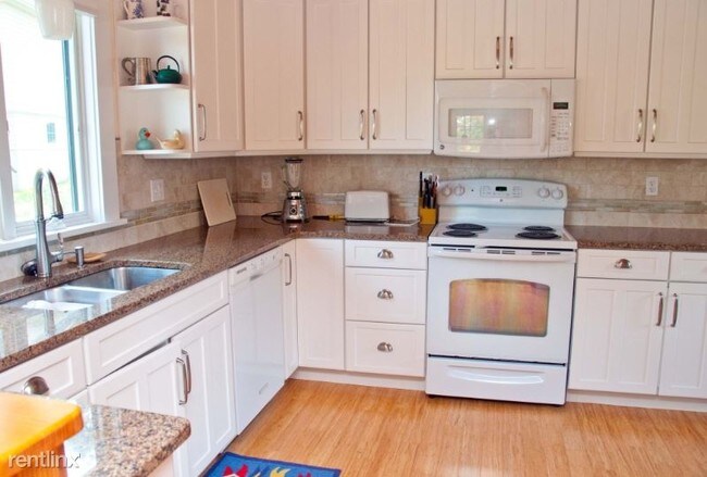 Building Photo - 6 br, 2 bath House - 3 Beach Rd
