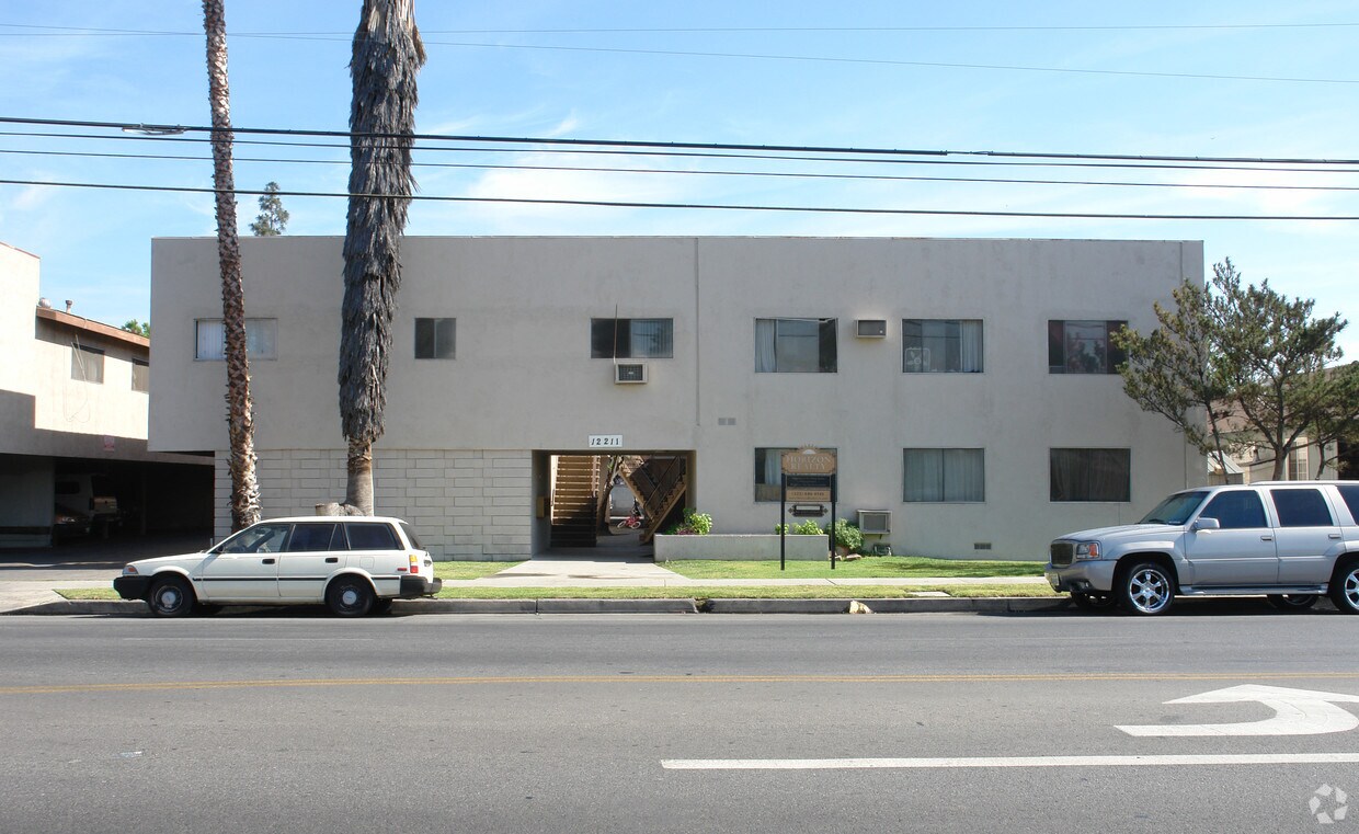 Building Photo - 12211 Vanowen St