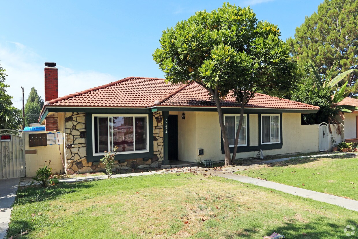 Primary Photo - 11842 Garden Grove Blvd
