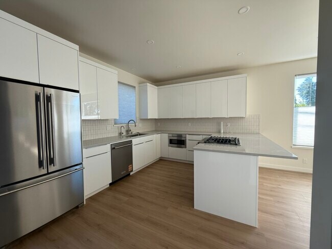 Building Photo - 2212 Emerson Dr