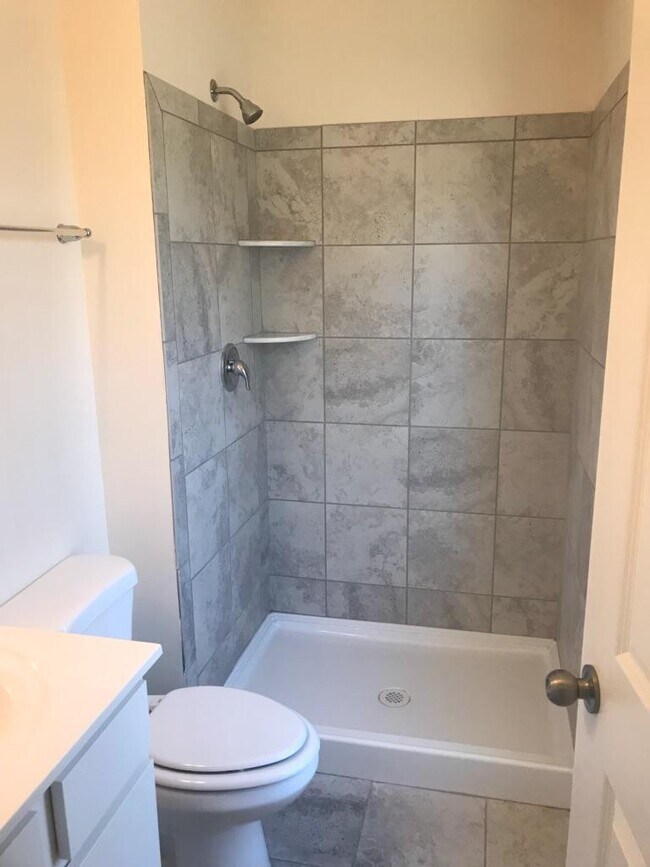 Building Photo - 112 Graystone Dr